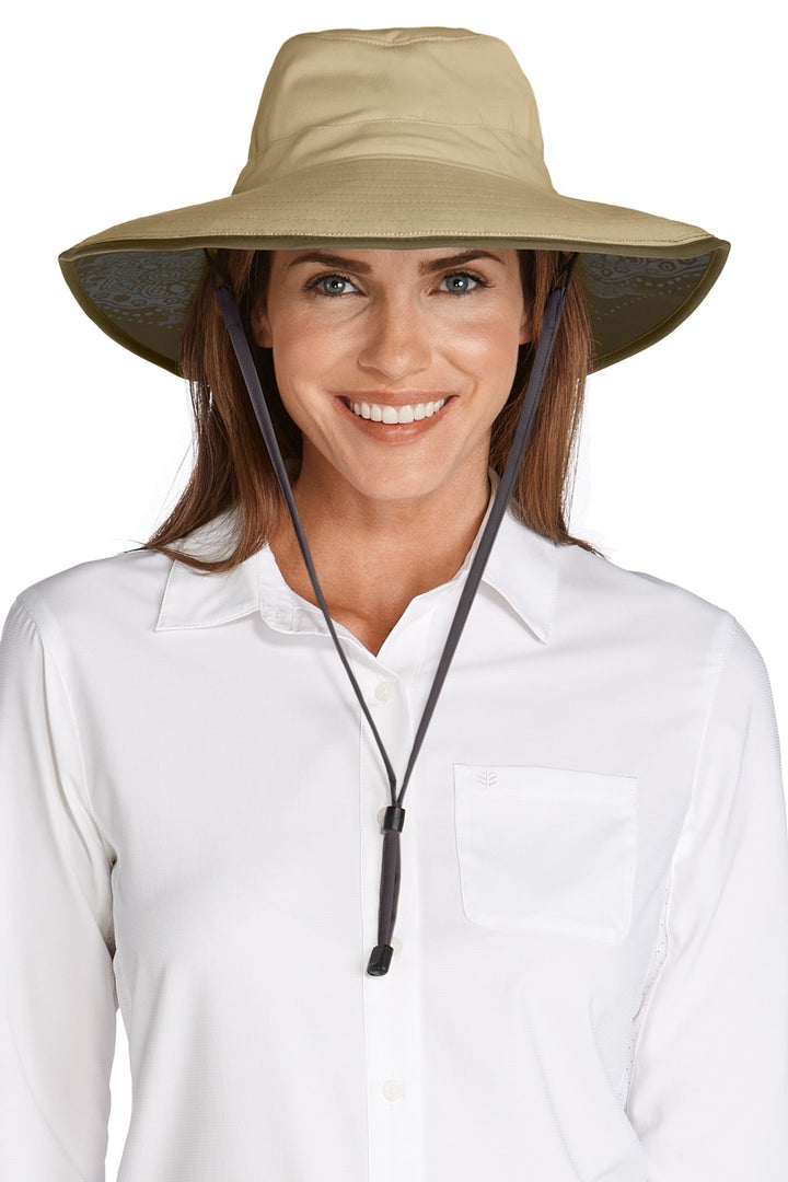 Color_Tan/Khaki Travel Medallion